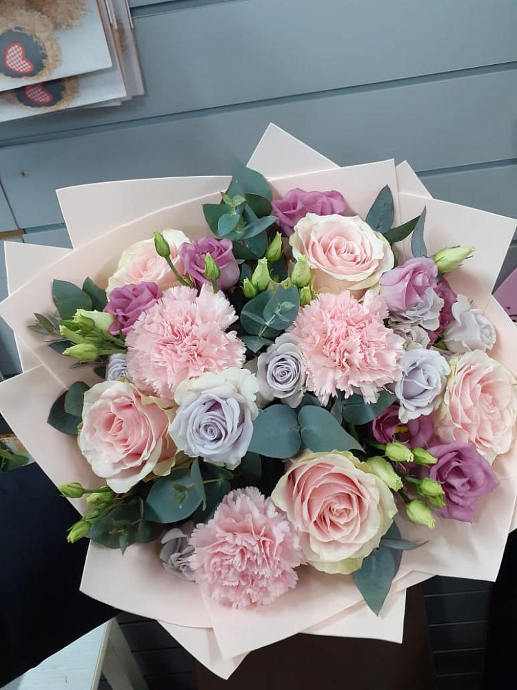 Букет цветов из: Розы, Гвоздики и Лизиантусы в Донском Тамбовская область